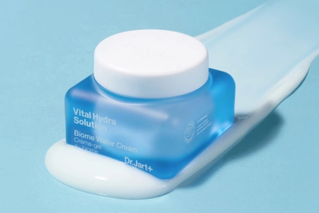 Чтобы кожа летом дышала: подборка легких кремов и гелей для лица